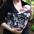 Gardez la tête de l'enfant hors du porte-bébé et veillez à ce qu'elle ne soit pas écrasée contre votre corps ou le tissu du porte-bébé
